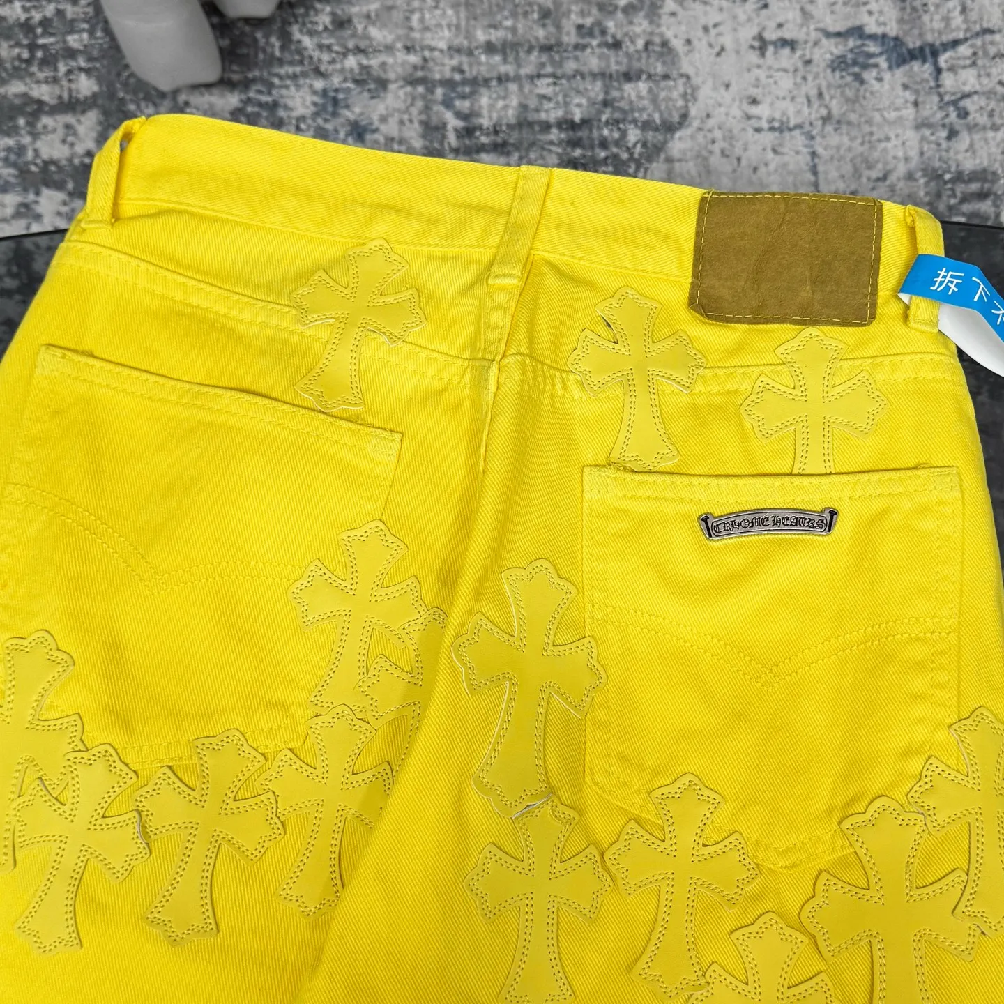 P280 Chrome hearts CH Fan Chengcheng's same style New York limited large leather label dopamine yellow jeans Special Italian cowhide printed and cut Customized sheepskin three-layer thick thread leather The whole body is spliced in heavy water washing craftsman's hand-splashed ink You can see the details Three-dimensional cutting version Loose and comfortable, not picky about the figure Make you taller and slimmer Factory Seiko Original quality control Same style for men and women Can be matched with couples Versatile recommendation Necessary jeans for all seasons Color: lemon yellow Size: s m l xl